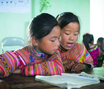 Two 5th graders do their assignment during class at PS La Pan Tan in Viet Nam. Foto: Unesco/Tuan Nguyen