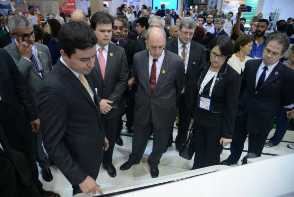 Novas regras para leilões do pré-sal saem ainda este ano Rio de Janeiro - O presidente da Petrobras, Pedro Parente e o ministro de Minas e Energia, Fernando Coelho Filho visitam standa da Petrobras na feira Rio Oil & Gas 2016Tomaz Silva/Agência Brasil