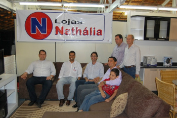 Empresário diz que participar da Expobai foi a melhor ideia que teve Lelo (E), Maciel dos Santos, Dirceu e Rosenaldo; em pé, Manoel e Dilmar, durante visita ao boxe da Nathália Móveis.