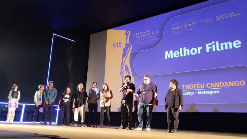 Elenco do filme 'Temporada', vencedor do melhor longa.