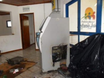 Ladrões usaram maçarico para arrombar caixa eletrônico. (Foto:Geraldo Ferreira)