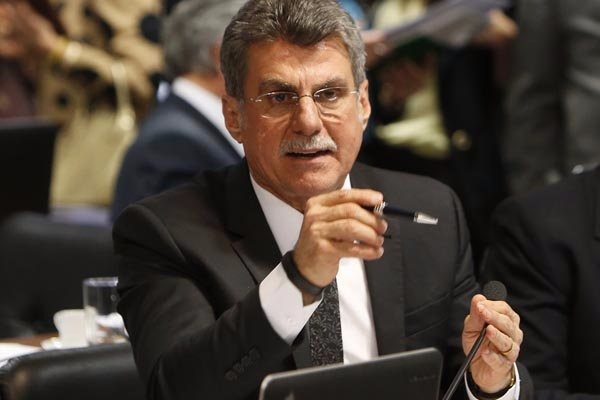 Jucá diz que PMDB pode fechar questão para aprovar reforma da Previdência Jucá diz que PMDB pode fechar questão para aprovar reforma da Previdência