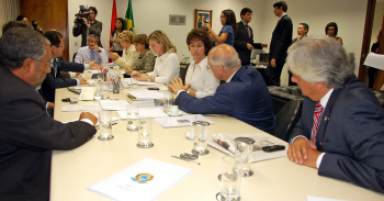 Delcídio assume presidência da Comissão de Assuntos Econômicos do Senado Por unanimidade, bancada do PT no Senado indicou Delcidio para presidir a CAE.