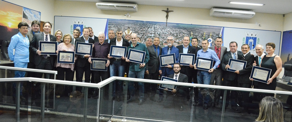 Os treze vereadores da Casa de Leis realizaram a entrega da homenagem para pessoas que realizam ou já realizaram relevantes trabalhos para a comunidade amambaiense / Foto: Assessoria