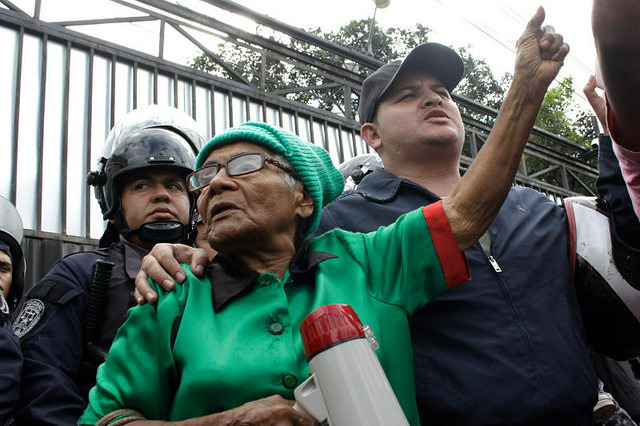 Manifestantes saem às ruas de Tegucigalpa, capital hondurenha, para exigir respeito aos resultados eleitorais / Marcha