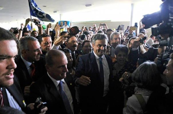Oposição apoia Aécio como líder e critica manifestações antidemocráticas