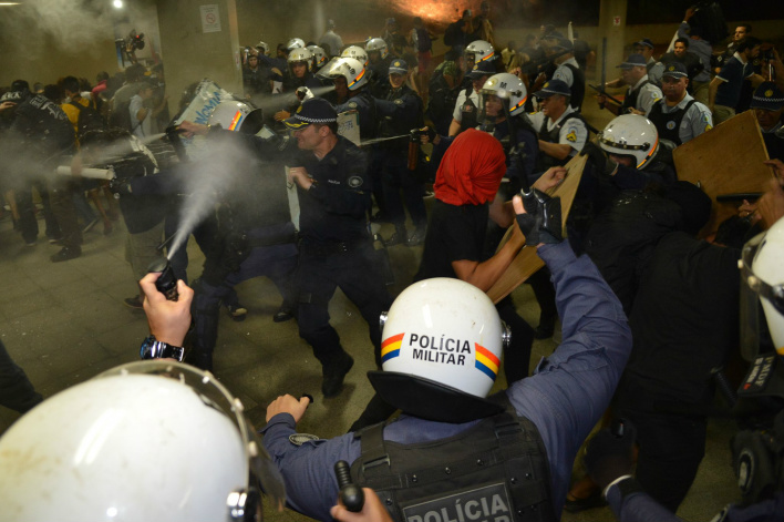 Estudantes e ativistas entram em confronto com a Polícia Militar do Distrito Federal durante protesto contra o aumento das tarifas 