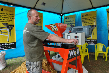 Expobai 2011 tem opções de negócios para agricultores e pecuaristas Edgar Witkowski mostra a máquina extrusora de grãos.