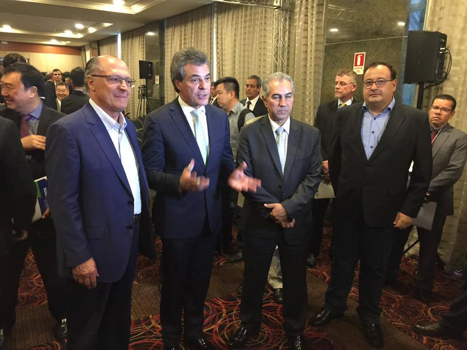 Prefeito de Amambai participa de evento para construção da Ferroeste no MS E/D-Governadores Geraldo Alkmin, Beto Richa e Reinaldo Azambuja com o prefeito de Amambai, Dr. Bandeira Foto: Divulgação