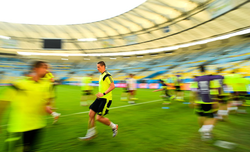 Espanha e Chile fazem duelo decisivo no Maracanã Jogadores da Espanha realizaram treino de reconhecimento do gramado do Maracanã para duelo com Chile. Atacante Fernando Torres pode ser novidade entre titulares