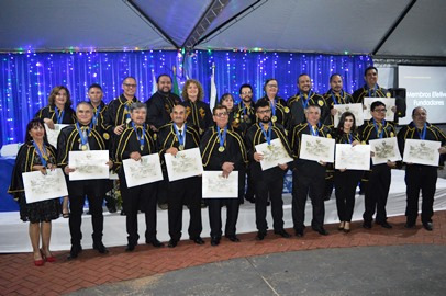 Academia Amambaiense de Letras foi instalada nessa quarta-feira (27) O grupo dos fundadores é composto por vinte acadêmicos / Foto: Moreira Produções