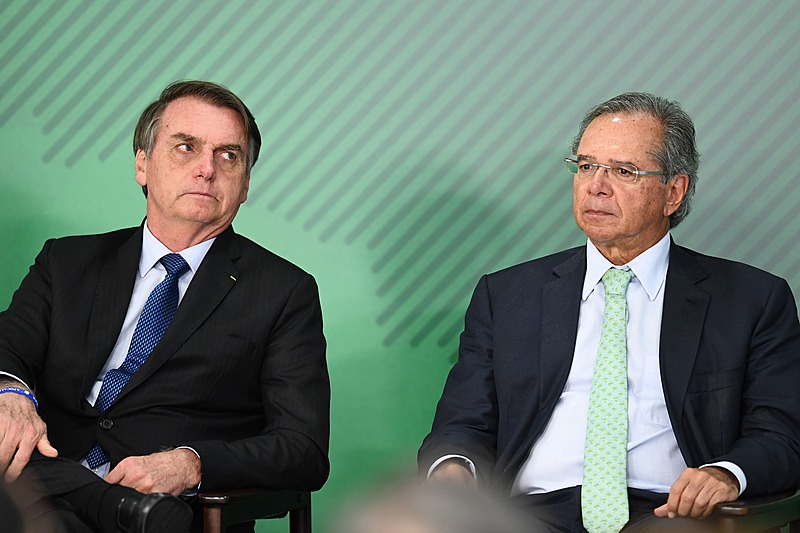 Bolsonaro cancela Renda Brasil em busca de apoio e ameaça equipe de Guedes Com o programa, a equipe econômica do governo previa uma economia de R$ 10 bilhões por ano - Evaristo Sa/AFP