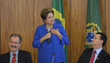 Novo ministro da Fazenda só será anunciado após reunião do G20, diz Dilma Ao lado do ministro Aloizio Mercadante, a presidenta Dilma Rousseff recebe o apoio do presidente doPSD, Gilberto Kassab Antonio Cruz/Agência Brasil