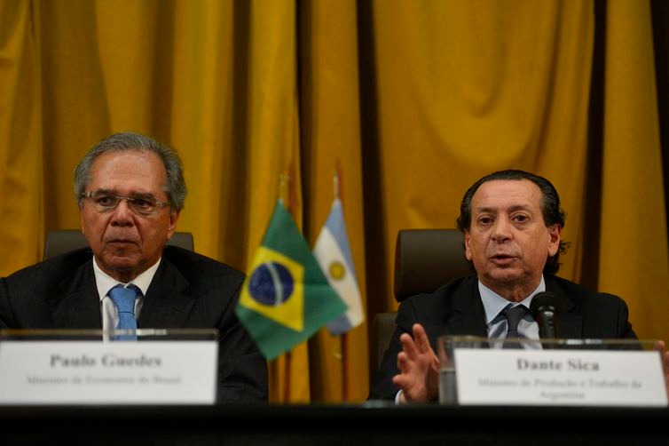 Brasil e Argentina assinam acordo automotivo no âmbito do Mercosul O ministro da Economia do Brasil, Paulo Guedes, e o ministro de Produção e Trabalho da Argentina, Dante Sica, após assinarem acordo - Tânia Rêgo/Agência Brasil
