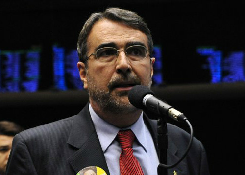 'Pedir intervenção militar é autoritarismo absurdo'