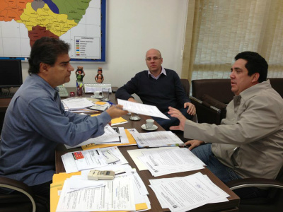 Secretários de Amambai reúnem-se com Nelsinho Trad Secretários Odil Puques e Rodrigo Selhorst durante audiência com o Secretário de Estado, Nelsinho Trad. Foto: Divulgação