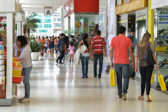 Impeachment: associação de shoppings sugere ponto facultativo no domingo Brasília – A associação sugere o fechamento dos shoppings no domingo como ato de apoio ao processo de impeachment e justifica a decisão citando a crise política e econômica Valter Campanato/Agência Brasil