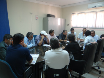Prefeito de Amambai convoca vereadores para reunião na quinta-feira (1º) Vereadores reunidos com o secretário de Administração, Odil Puques, na segunda-feira (29)Foto: Moreira Produções