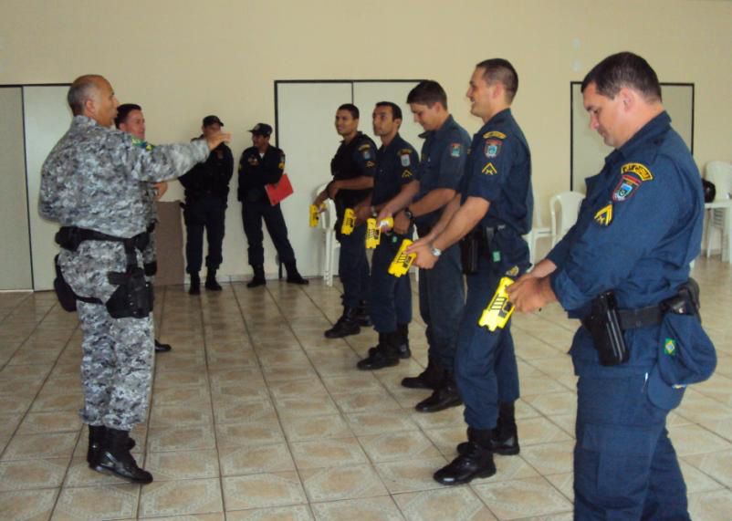 Policiais militares de Amambai recebem instrução de pistola Taser