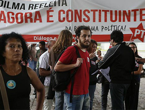 Ato pede reforma política e “vaia para a ditadura” Ato pede reforma política e “vaia para a ditadura”