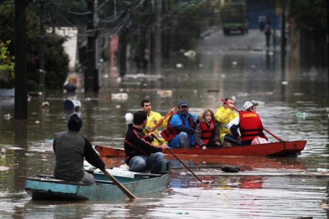 Enchentes afetam 800 mil pessoas em Santa Catarina Enchentes afetam 800 mil pessoas em Santa Catarina