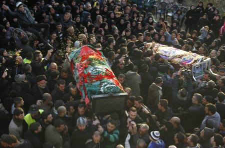 Parentes de Malak Zahwe e Iman Hijazi carregam seus caixões durante funeral na vila de Majdal Selem, sul do Líbano. 