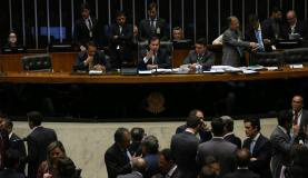 O presidente da Câmara, deputado Rodrigo Maia, encerrou a sessão e transferiu para esta terça-feira a conclusão da votação dos destaquesFabio Rodrigues Pozzebom/Agência Brasil
