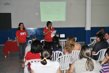 Olga Tobias (E) e Marly Charão encaminharam a assembleia dos trabalhadores em Educação.
