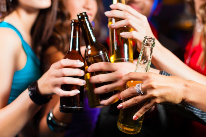 Uso excessivo de álcool cresce mais entre mulheres do que homens no Brasil (kzenon/Thinkstock/Getty Images/Thinkstock/Getty Images)