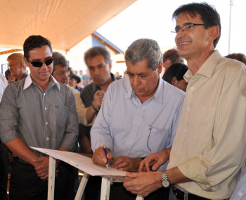 André Puccinelli visita Amambai na próxima terça-feira Lanzarini, Aguiar e André Puccinelli estarão assinando várias ordens de serviços de diversas obras para Amambai.