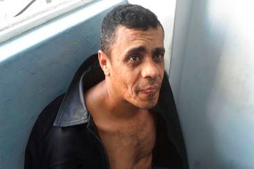 O autor da facada que atingiu o candidato à presidência pelo PSL Jair Bolsonaro, Adélio Bispo de Oliveira agiu sozinho no dia do crime por motivação política. Essa é a conclusão do inquérito da Polícia Federal encaminhado hoje para o Tribunal de Justiça de Juiz de Fora (MG). “Ficou claro que o motivo [do atentado] era o inconformismo político do senhor Adélio com os projetos políticos do candidato. A conclusão é que no dia desse ato, Adélio agiu desacompanhado de qualquer pessoa, não contou com a participação de ninguém”, disse o delegado regional de Combate ao Crime Organizado em Minas Gerais, Rodrigo Morais Fernandes, responsável pelo caso.O ataque contra Bolsonaro aconteceu no dia 6 deste mês, quando o candidato fazia campanha na região central de Juiz de Fora. Ele recebeu uma facada no abdômen em meio ao tumulto que se formou em volta dele no ato político. Adélio Bispo de Oliveira foi preso pela Polícia Militar e levado para a delegacia da PF na cidade mineira.Adélio está preso em um presídio federal em Campo Grande, capital de Mato Grosso do Sul, para onde foi levado dia 8 deste mês, sob escolta da PF. A transferência de Juiz de Fora, em Minas Gerais, para Campo Grande foi determinada pela Justiça Federal. Após seu depoimento na audiência de custódia, Adélio foi interrogado mais três vezes pela PF no presídio em Campo Grande (MS). Também foram analisados um laptop, quatro celulares e dois chips apreendidos com ele além de sua conta bancária, e-mails e postagens em redes sociais. “As contas em nome dele não possuem nenhuma movimentação atípica, os ganhos que estão nas suas contas se sustentam. Não tinha grandes gastos, vivia de forma simples”, disse Morais.O candidato Jair Bolsonaro (PSL) foi esfaqueado em um ato de campanha. PF confirmou que o suspeito de ter esfaqueado o Jair Bolsonaro, Adélio Bispo de Oliveira, foi detido e conduzido para a Delegacia da Polícia Federal em Juiz de Fora.Adélio Bispo de Oliveira atacou o candidato Jair Bolsonaro com uma faca enrolada em uma folha de jornal- Reprodução redes sociaisNovo inquéritoUm novo inquérito foi aberto na última terça-feira (25) para investigar o autor confesso do ataque a faca contra Jair Bolsonaro com o objetivo de apurar fatos decorrentes das investigações realizadas até agora. Essa segunda investigação, que tem prazo de 30 dias prorrogáveis, tem por objetivo averiguar se Adélio teve alguma ajuda material ou no planejamento do atentado.“Em razão do prazo legal, optamos por fazer uma cisão do procedimento. O inquérito concluído hoje  permite que ele seja denunciado pelo Ministério Público e continuamos a linha de investigação para verificar a participação de outra pessoa ou grupo envolvido”, explicou o delegado.Adélio chegou em Juiz de Fora (MG) no dia 19 de agosto e trabalhou por quatro dias como garçom na cidade mineira. Antes havia trabalhado em um açougue e também em um restaurante de comida japonesa em Florianópolis, capital de Santa Catarina. De lá ele se deslocou de ônibus para São Paulo e depois Juiz de Fora.  A faca utilizada no crime teria sido adquirida ainda na capital catarinense. Ainda em Florianópolis, ele chegou a praticar aulas de tiro e relatou à PF que tinha o objetivo de comprar uma arma, mas desistiu em razão do custo e da burocracia.“Ele diz que a arma de fogo seria adquirida para proteção pessoal. Ele se sentia ameaçado pois havia feito denúncia contra políticos em Uberaba [MG] e por isso queria adquirir a arma”, disse o delegado.PF confirmou que o homem suspeito de ter esfaqueado o candidato Jair Bolsonaro, Adélio Bispo de Oliveira, de 40 anos, foi detido por populares e seguranças e conduzido por policiais federais para a Delegacia da Polícia Federal em Juiz de Fora.Segundo a PF, Adélio Bispo de Oliveira começou a planejar o crime três dias antes do ataque - Divulgação/Assessoria de Comunicação Organizacional do 2° BPMCrime planejadoSegundo Morais, Adélio teria começado a planejar o crime três dias antes, quando soube que Jair Bolsonaro estaria na cidade naquela data. Em um celular apreendido pela PF havia fotos de outdoors anunciando a chegada de candidato na cidade. No dia 6, Adélio saiu da pousada onde estava hospedado com a faca embrulhada em uma folha de jornal escondida dentro do casaco e acompanhou a agenda do candidato durante todo o dia até o momento do atentado. Ele esteve presente inclusive no restaurante do hotel onde o candidato do PSL almoçou na ocasião.Adélio deve ser ouvido novamente no segundo inquérito conduzido pela PF para apurar a participação de outras pessoas no crime. O candidato Jair Bolsonaro também deve ser ouvido neste inquérito.
