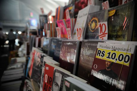 Governo estuda proposta para regulação do comércio de livros