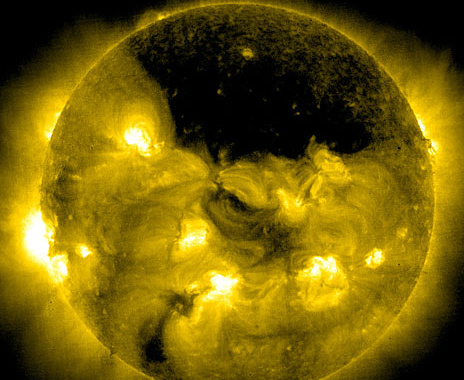 Nasa captura 'buraco' gigante na atmosfera do Sol