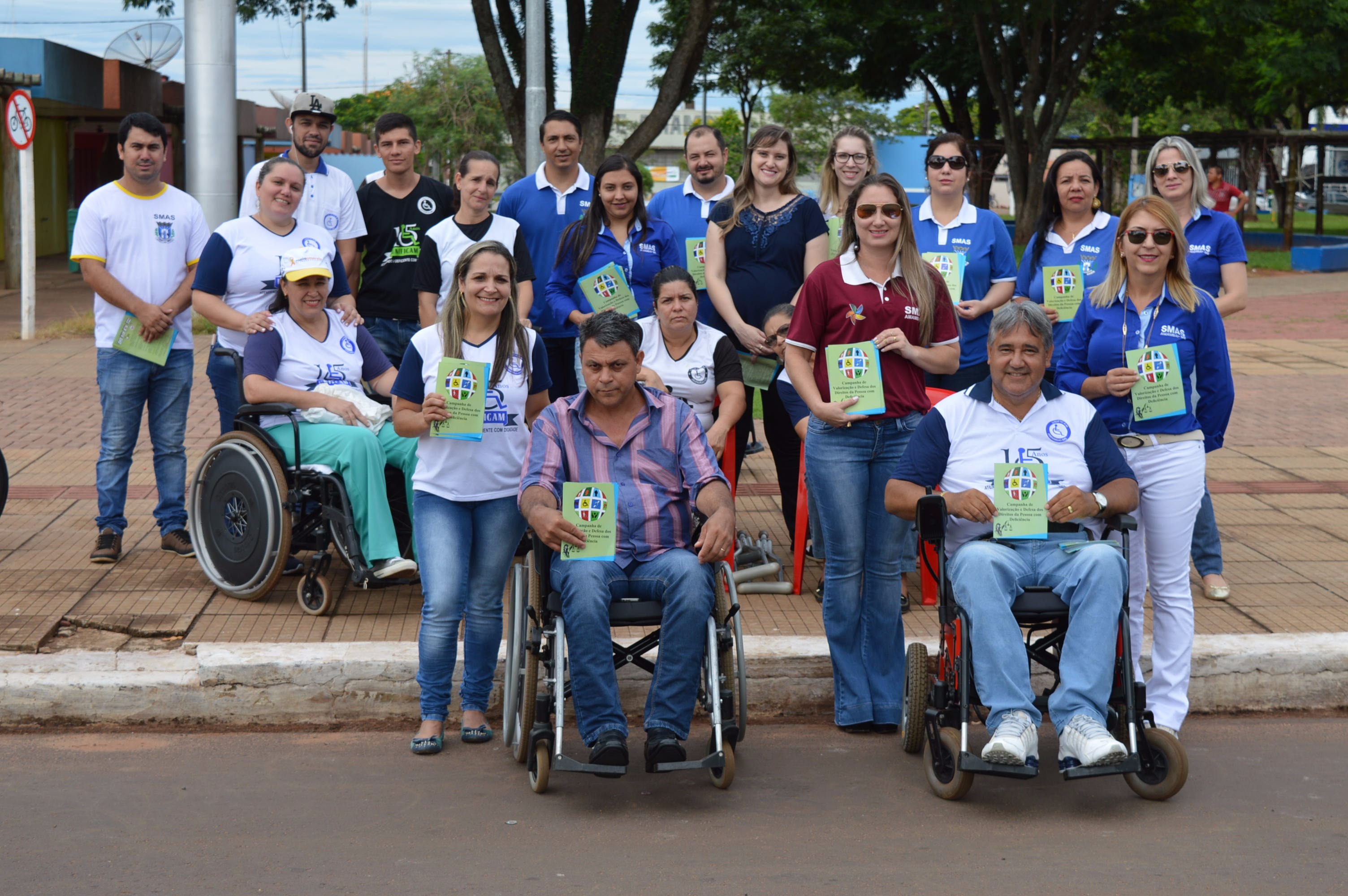 Dia Internacional da Pessoa com Deficiência foi lembrado em Amambai Equipe do Cras auxiliou a Unificam na panfletagem / Foto: Moreira Produções