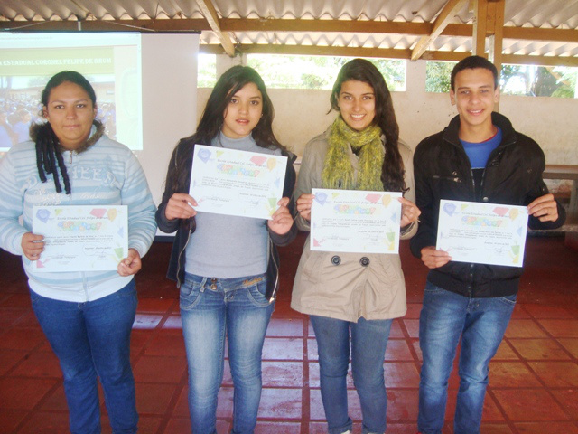 Sarah Letícia Costa Francisco (da E/D, a 3ª) foi a finalista e irá representar a escola Coronel Felipe de Brum.