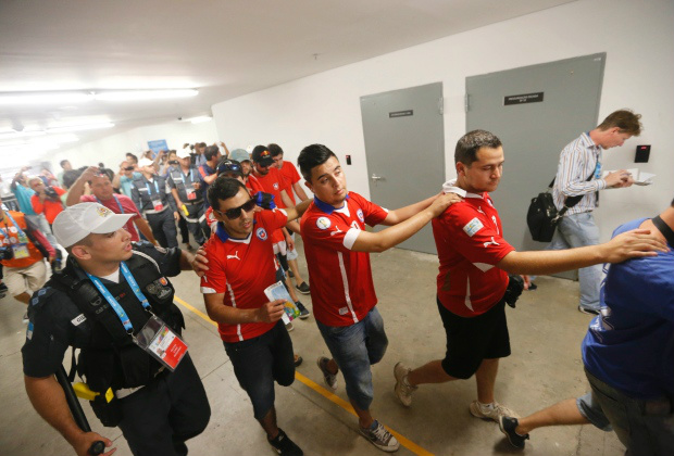Chilenos que invadiram Maracanã foram autuados com base no Estatuto do Torcedor Chilenos que invadiram Maracanã foram autuados com base no Estatuto do Torcedor