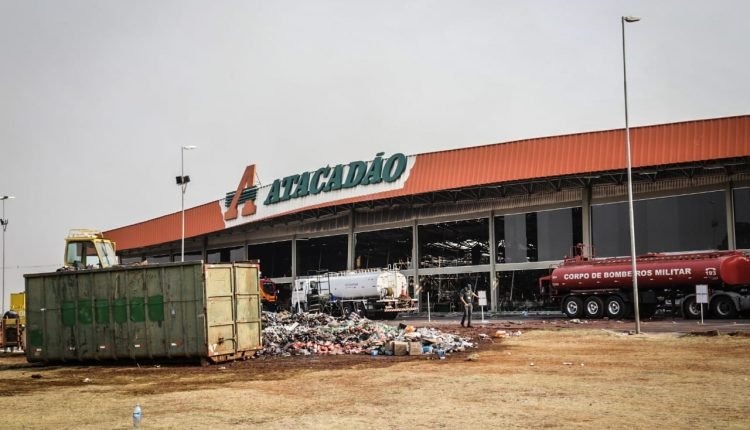 Atacadão tem planos para reconstruir loja destruída por incêndio Bombeiros ainda seguem com trabalhos no local. Imagem: Henrique Arakaki