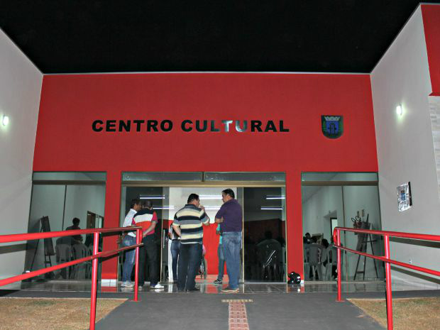 O Centro de Cultura Inocêncio da Silva Rodrigues foi inaugurado na noite desta sexta-feira (18), na Praça Orlando Viol, em Amambai. 