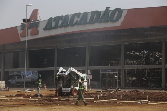 Atacadão tem planos para reconstruir loja destruída por incêndio Equipes da engenharia civil avaliaram alto risco de desabamento. (Foto: Marcos Ermínio, Midiamax)