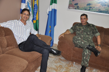 Novo comandante do 17° RC Mec visita Prefeitura de Amambai
