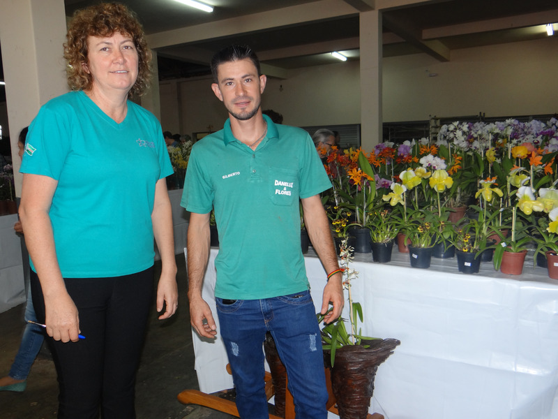 Feira das Flores embeleza Amambai até o domingo (30) Guiomar Giacobo Rohr e Gilberto Lemes, responsáveis pelo viveiro Daneluz e Sítio das Orquídeas, expositores da Feira das Flores / Foto: Moreira Produções