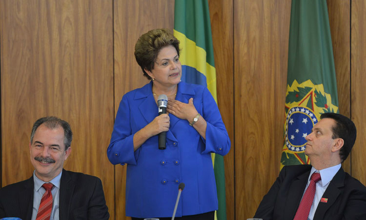 Dilma reforça discurso de diálogo e diz que é preciso saber perder A presidenta Dilma Rousseff durante evento em que recebeu apoio do PSD, no Palácio do Planalto. Na foto, fala o presidente nacional do PSD, Gilberto Kassab / Foto: Antonio Cruz