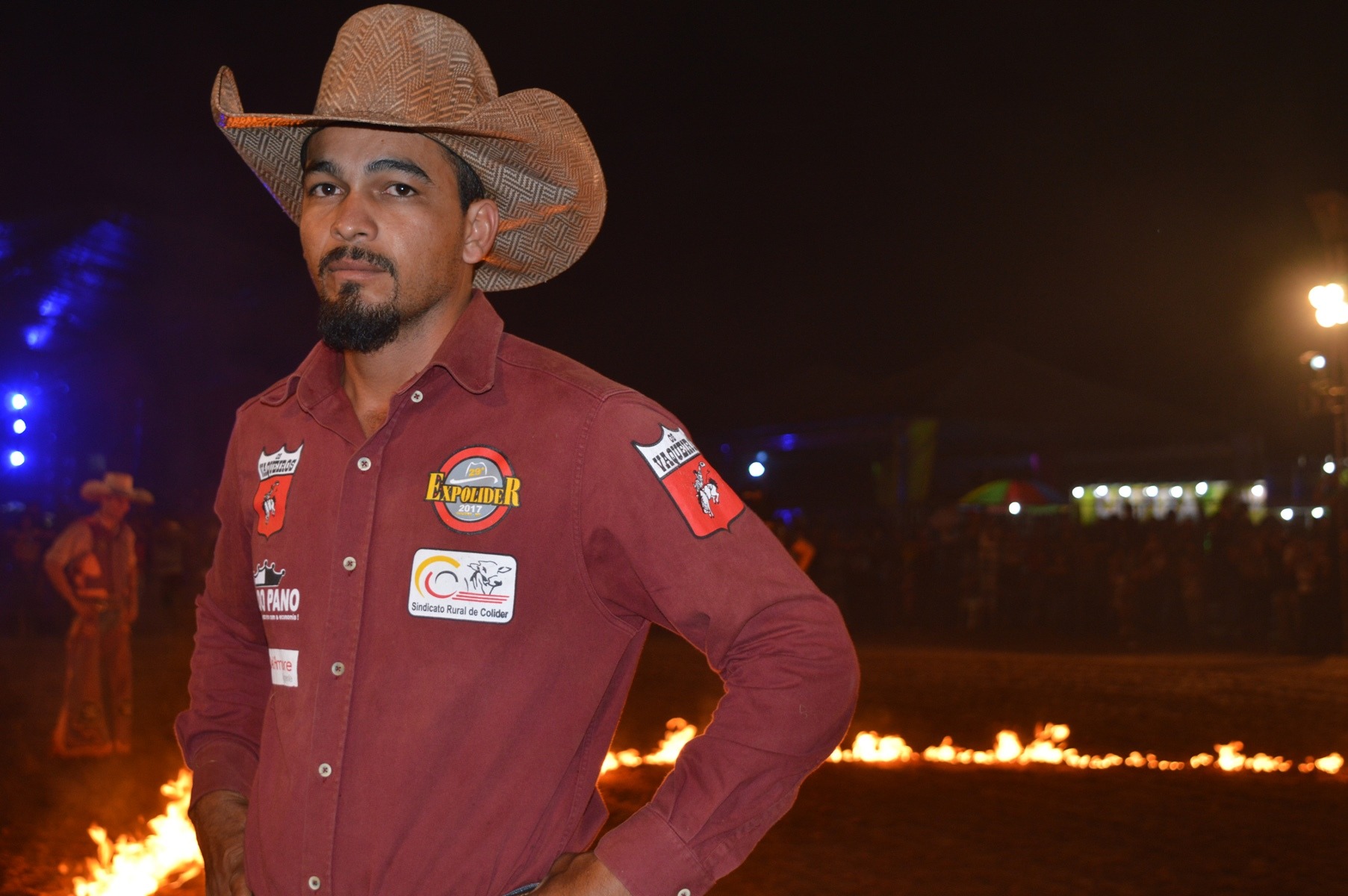 Após dois anos fora das arenas, peão de Tacuru é campeão do rodeio na Expobai Marcos Júnior da Costa foi o campeão da Expobai, levando para casa R$ 5 mil