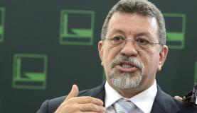 Líder diz que governo tem quase os 172 votos necessários para barrar impeachment O líder do PT na Câmara dos Deputados, Afonso Florence, reuniu-se com a presidenta Dilma junto com ministros e outros parlamentares Antonio Cruz/ Agência Brasil