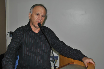 Roberto Dias reivindica asfalto para vila Limeira Vereador Roberto pede asfalto para vila LimeiraFoto: Moreira Produções