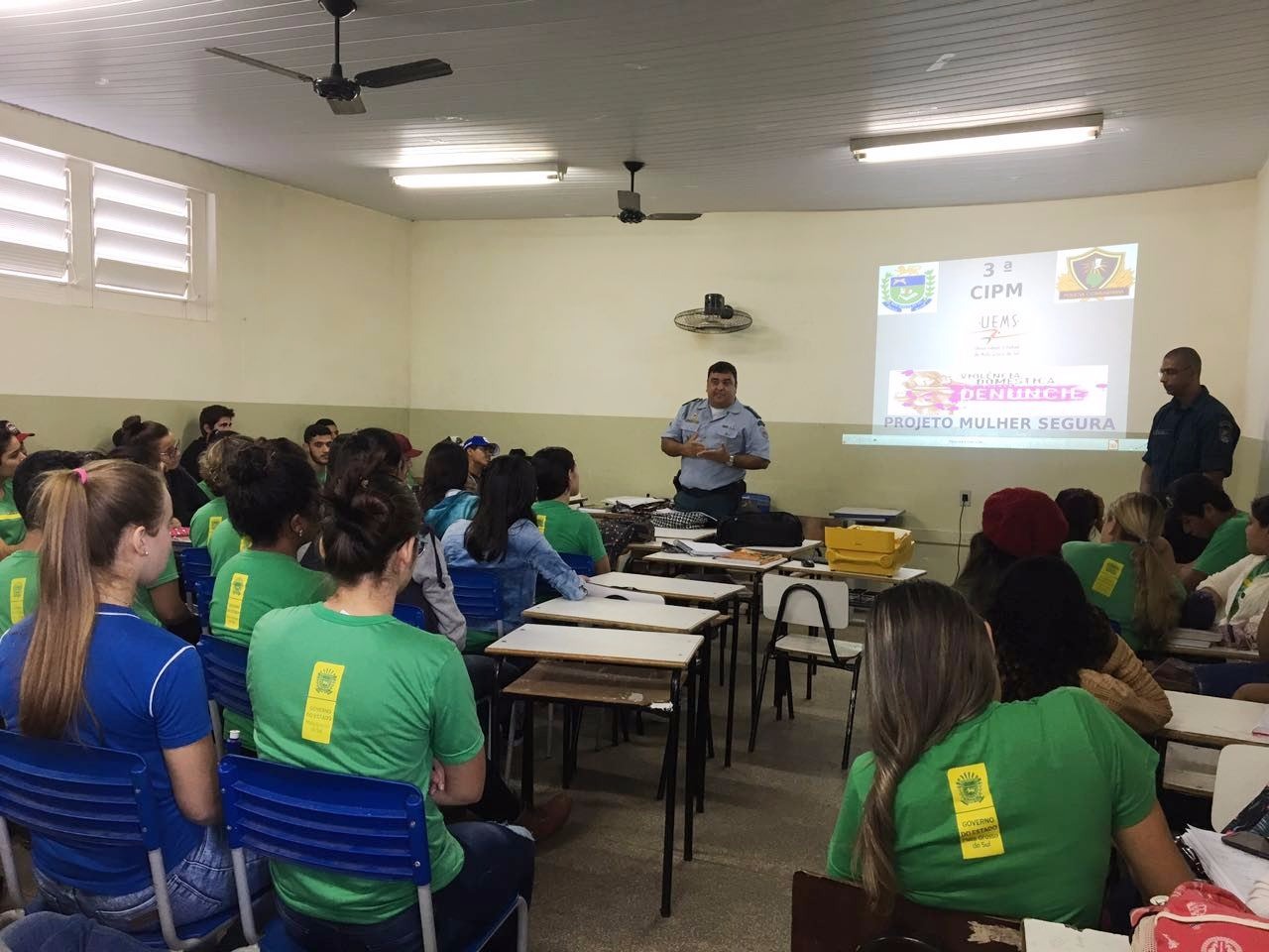 O comandante da 3ª CIPM, major Carlos Magno da Silva, durante palestra na escola Cel. Felipe de Brum.