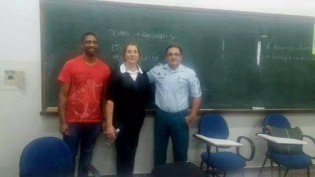 A professora Dra. Tânia Regina Zimmermann, da Uems de Amambai, com os soldados da PM, Adelino Schibilsk (e) e Geraldo da Silva; ambos integram o projeto Mulher Segura da PM de Amambai.