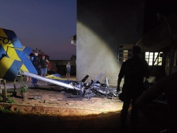 Avião de vereador cai, criança morre e 2 pessoas ficam em estado grave Parte do que restou de ultraleve que pegou fogo após cair no quintal de residência (Foto: Ivi Notícias)