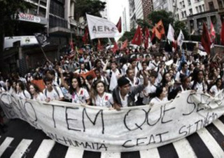 Brasileiros ainda percebem pouco as vantagens da democracia, dizem estudos Manifestações recentes não questionam a importância do regime democrático