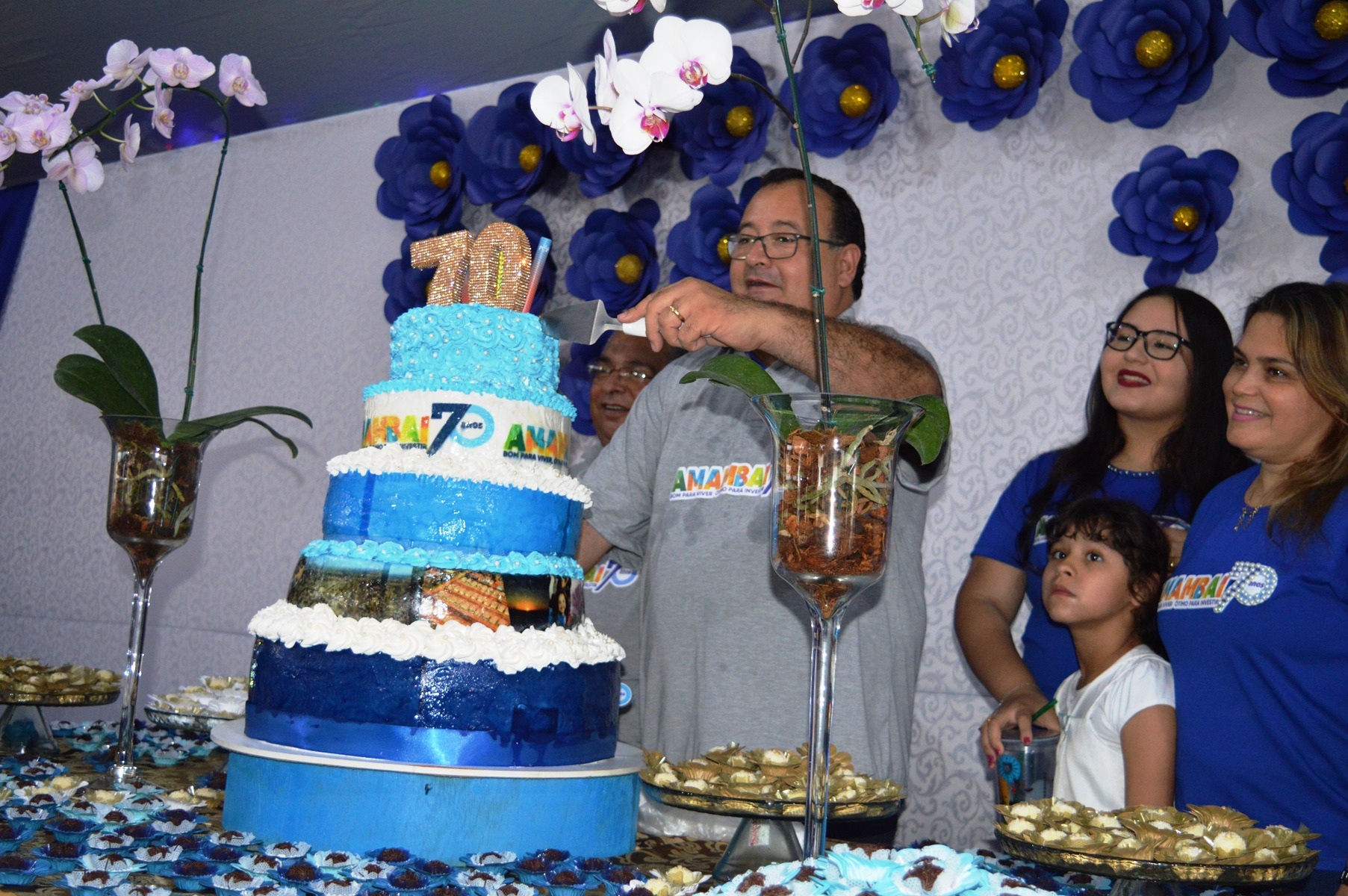 Momento em que o prefeito de Amambai, Dr. Bandeira, realiza o corte do bolo de aniversário de Amambai / Foto: Moreira Produções